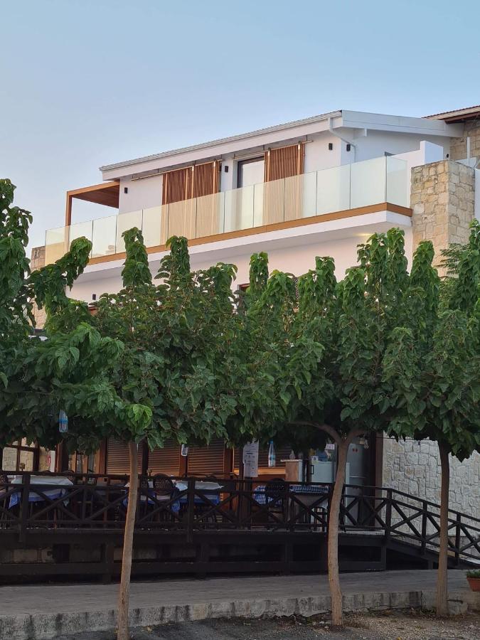 Y & P Latchi Hotel ภายนอก รูปภาพ