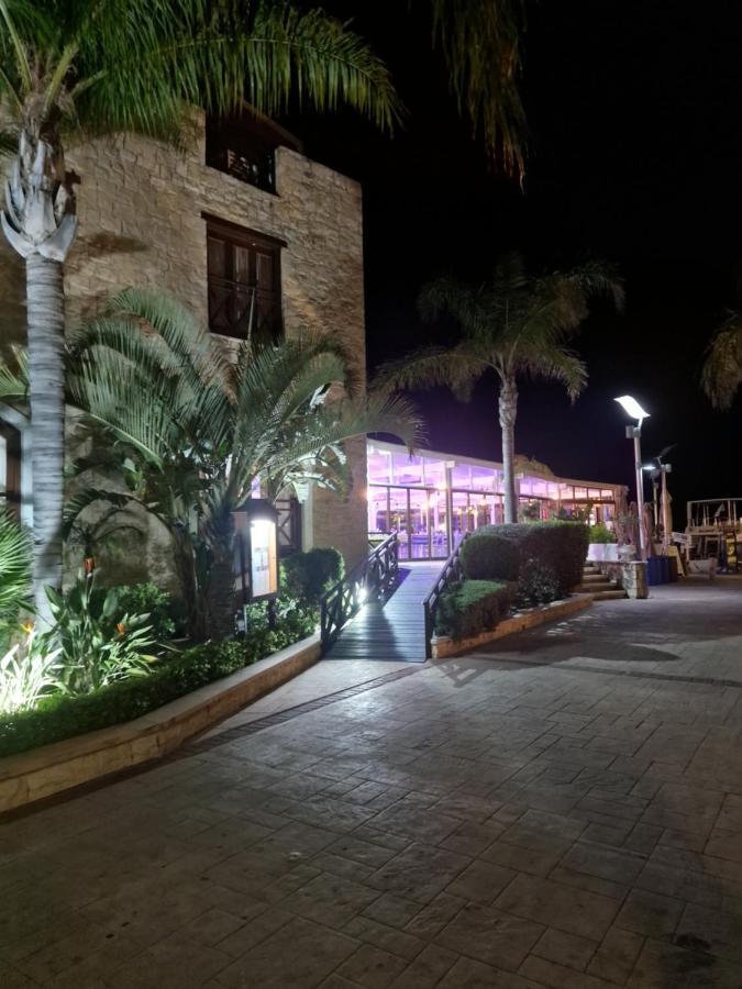 Y & P Latchi Hotel ภายนอก รูปภาพ