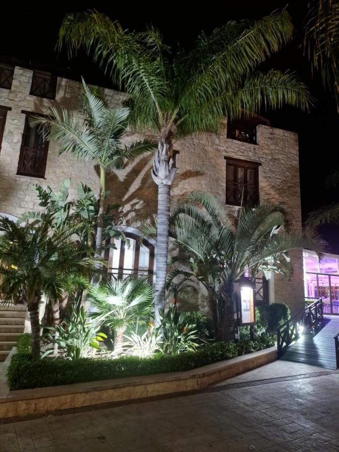 Y & P Latchi Hotel ภายนอก รูปภาพ
